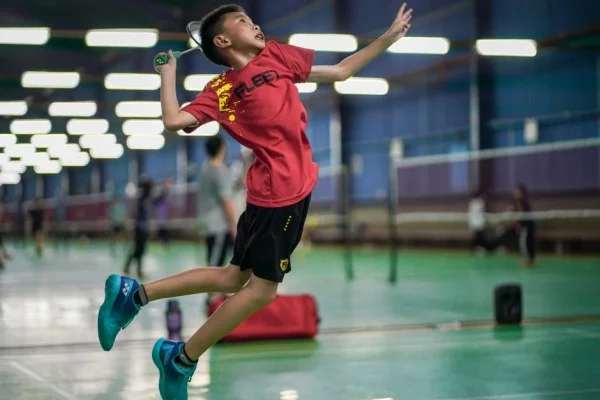 badminton player jump smash